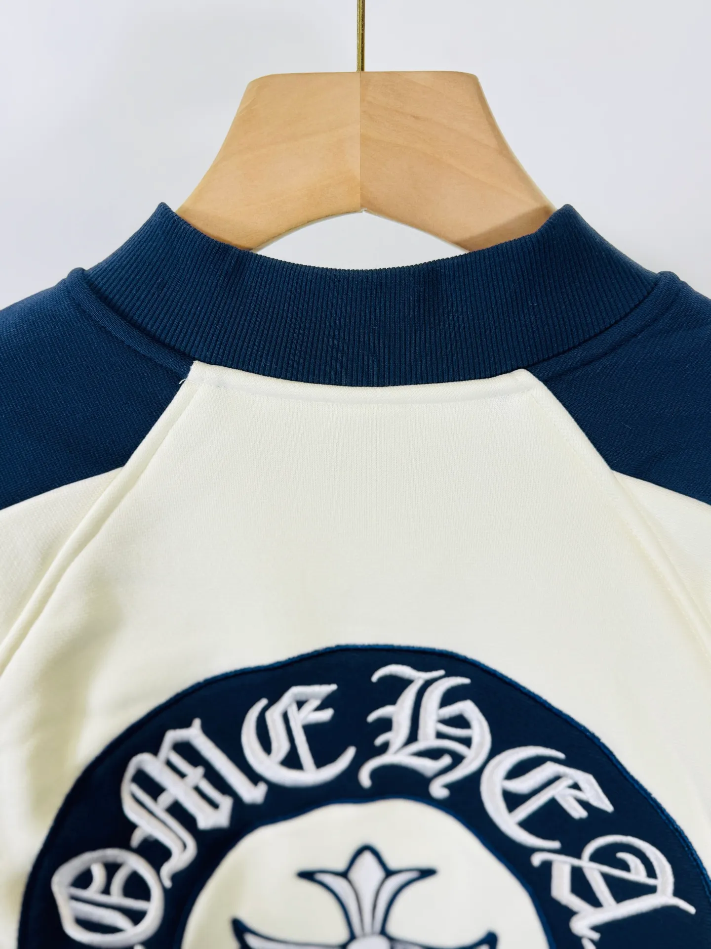 P520 top version 🐮 Real shot without P, ​​different from market products] Chrome Hearts 🍁Winter clothes are coming🍁New Year clothes Sanskrit cross woolen leather sleeves spliced ​​baseball embroidered cotton clothes Heavy embroidery ➕Double sleeve splicing special technology Counter synchronization, heavy industry and heavy industry! ! Customized version of thickened woolen fabric, silk lining, customized version of hardware, not the ordinary version on the market! ! Color: black and white stitching Code number: S, M, L, XL